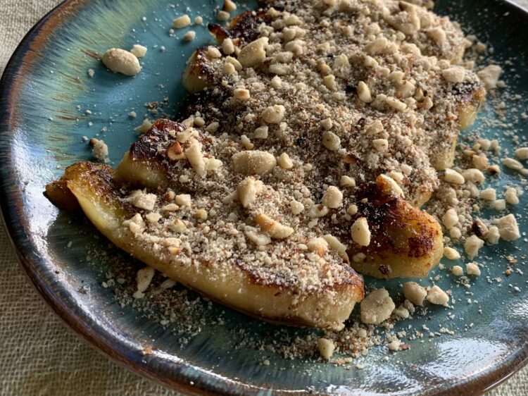 Sobremesa de banana carameliza e paçoca de pilão em uma ceramica azul