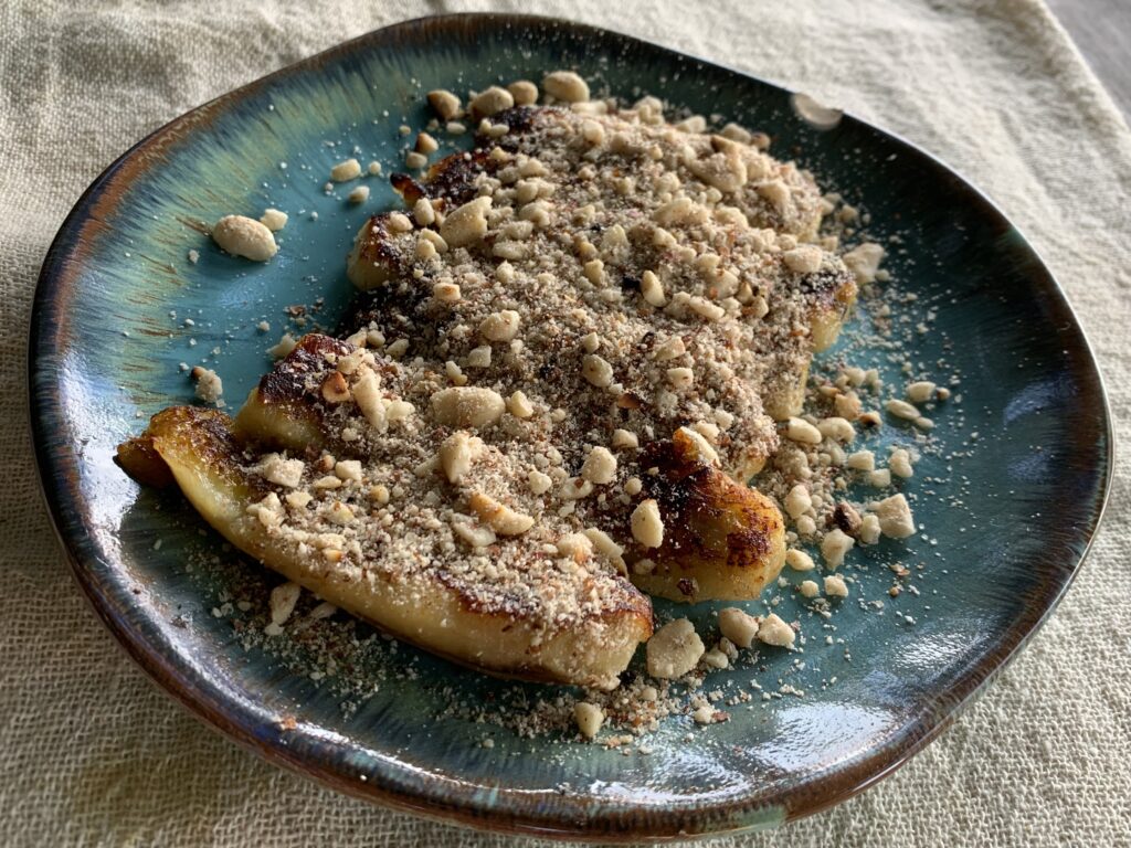 Sobremesa de banana carameliza e paçoca de pilão em uma ceramica azul