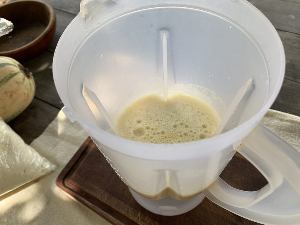 Liquidificador e ovos batidos com acucar e milho