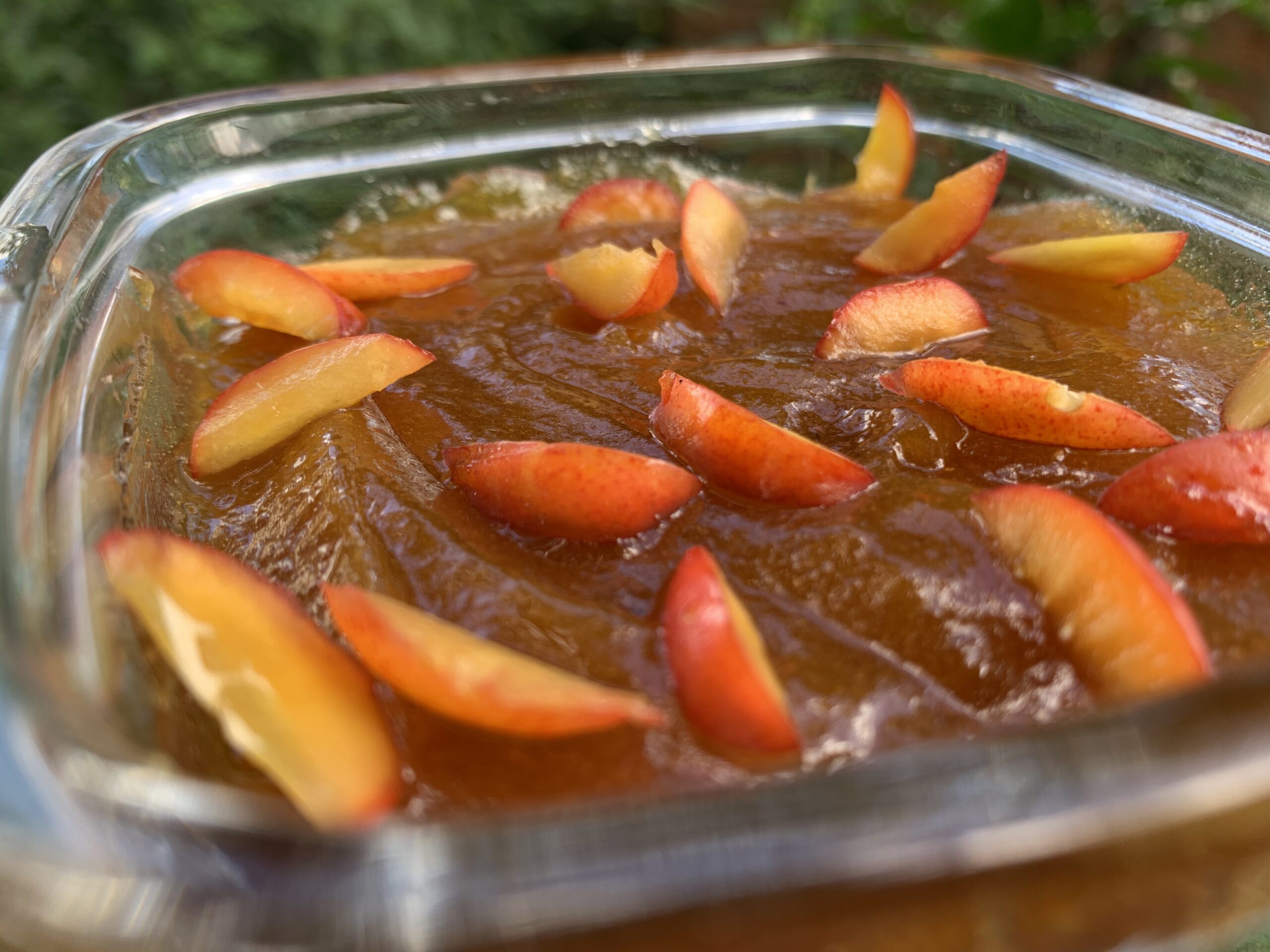 Geleia de acerolas, com fatias da fruta em sua superfície
